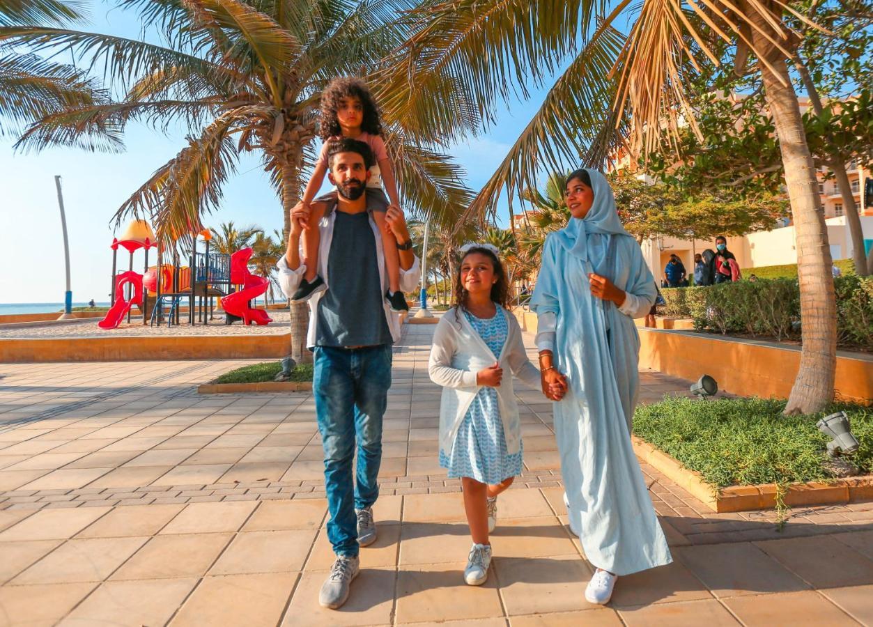 เบย์ ลา ซัน โฮเต็ล แอนด์ มารีนา Hotel King Abdullah Economic City ภายนอก รูปภาพ A family in Oman