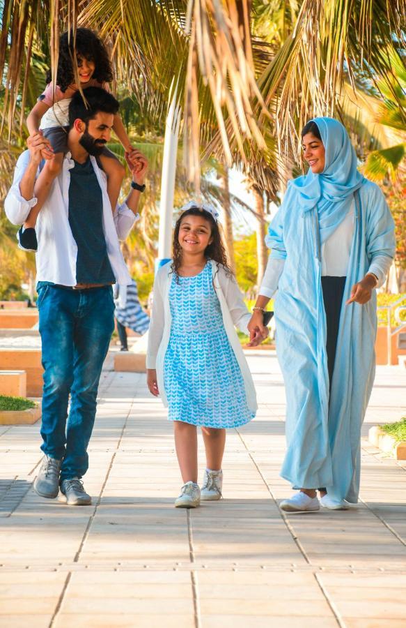 เบย์ ลา ซัน โฮเต็ล แอนด์ มารีนา Hotel King Abdullah Economic City ภายนอก รูปภาพ A Bahraini family