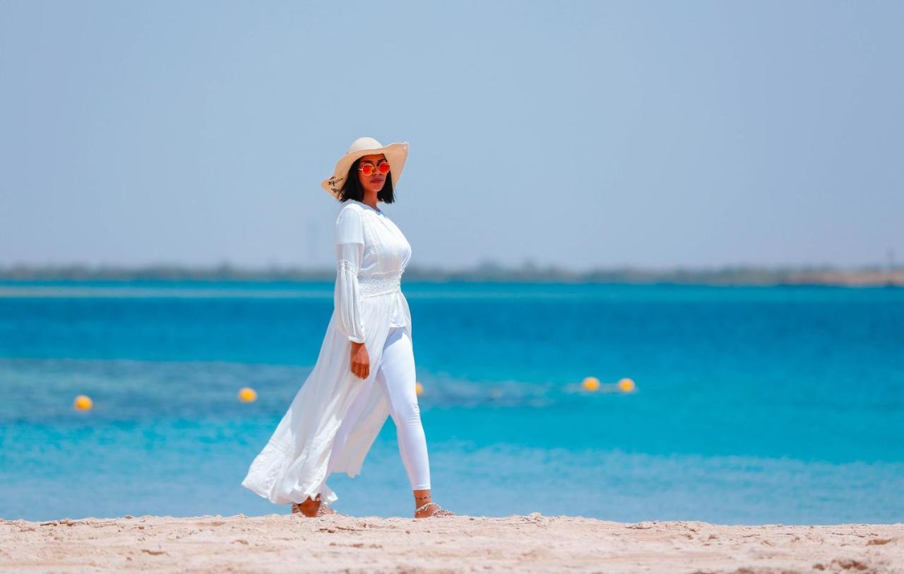 เบย์ ลา ซัน โฮเต็ล แอนด์ มารีนา Hotel King Abdullah Economic City ภายนอก รูปภาพ A woman wearing a kaftan