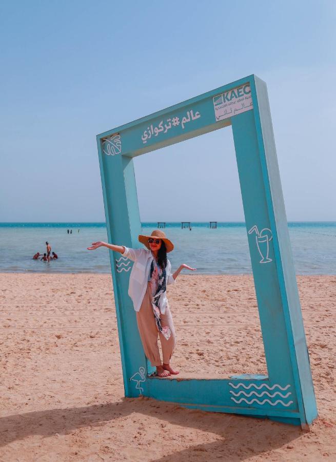 เบย์ ลา ซัน โฮเต็ล แอนด์ มารีนา Hotel King Abdullah Economic City ภายนอก รูปภาพ A tourist at the beach