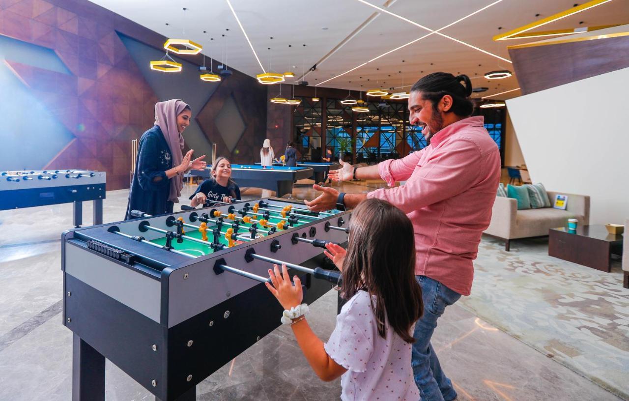 เบย์ ลา ซัน โฮเต็ล แอนด์ มารีนา Hotel King Abdullah Economic City ภายนอก รูปภาพ Family playing table football