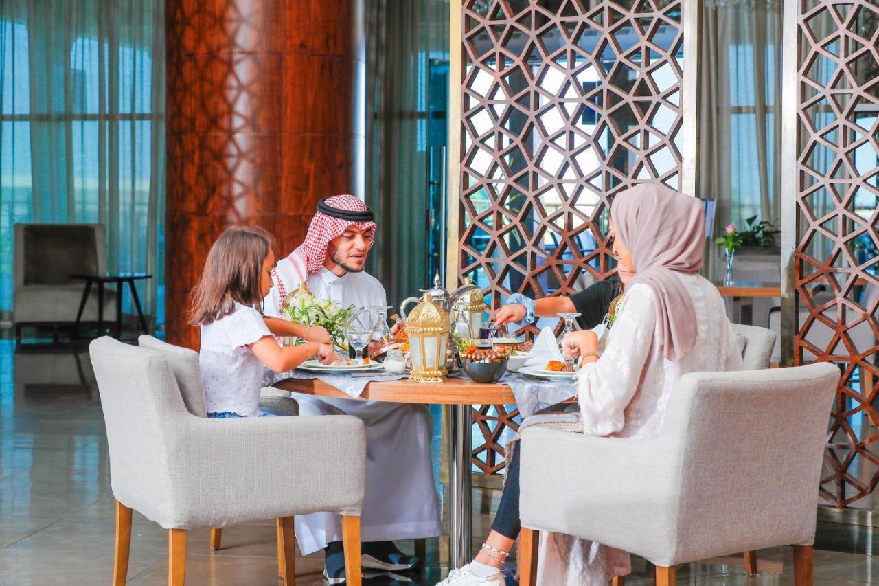 เบย์ ลา ซัน โฮเต็ล แอนด์ มารีนา Hotel King Abdullah Economic City ภายนอก รูปภาพ Family dining at the hotel