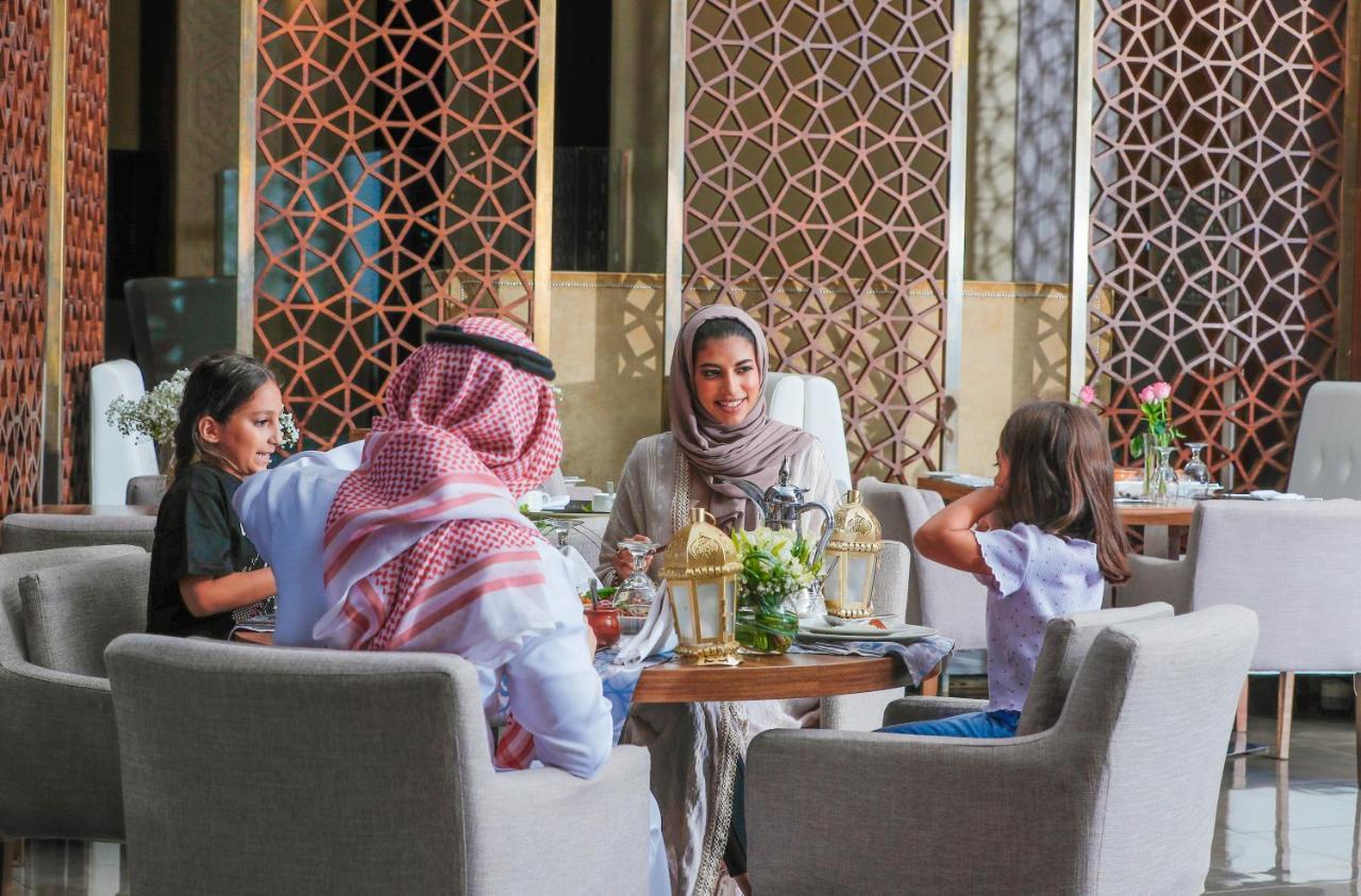 เบย์ ลา ซัน โฮเต็ล แอนด์ มารีนา Hotel King Abdullah Economic City ภายนอก รูปภาพ A family at a restaurant in Riyadh