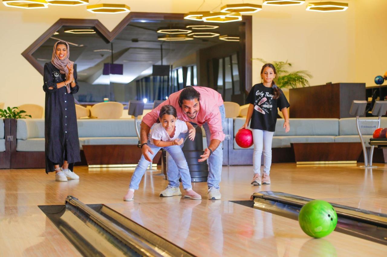 เบย์ ลา ซัน โฮเต็ล แอนด์ มารีนา Hotel King Abdullah Economic City ภายนอก รูปภาพ Family at the bowling alley
