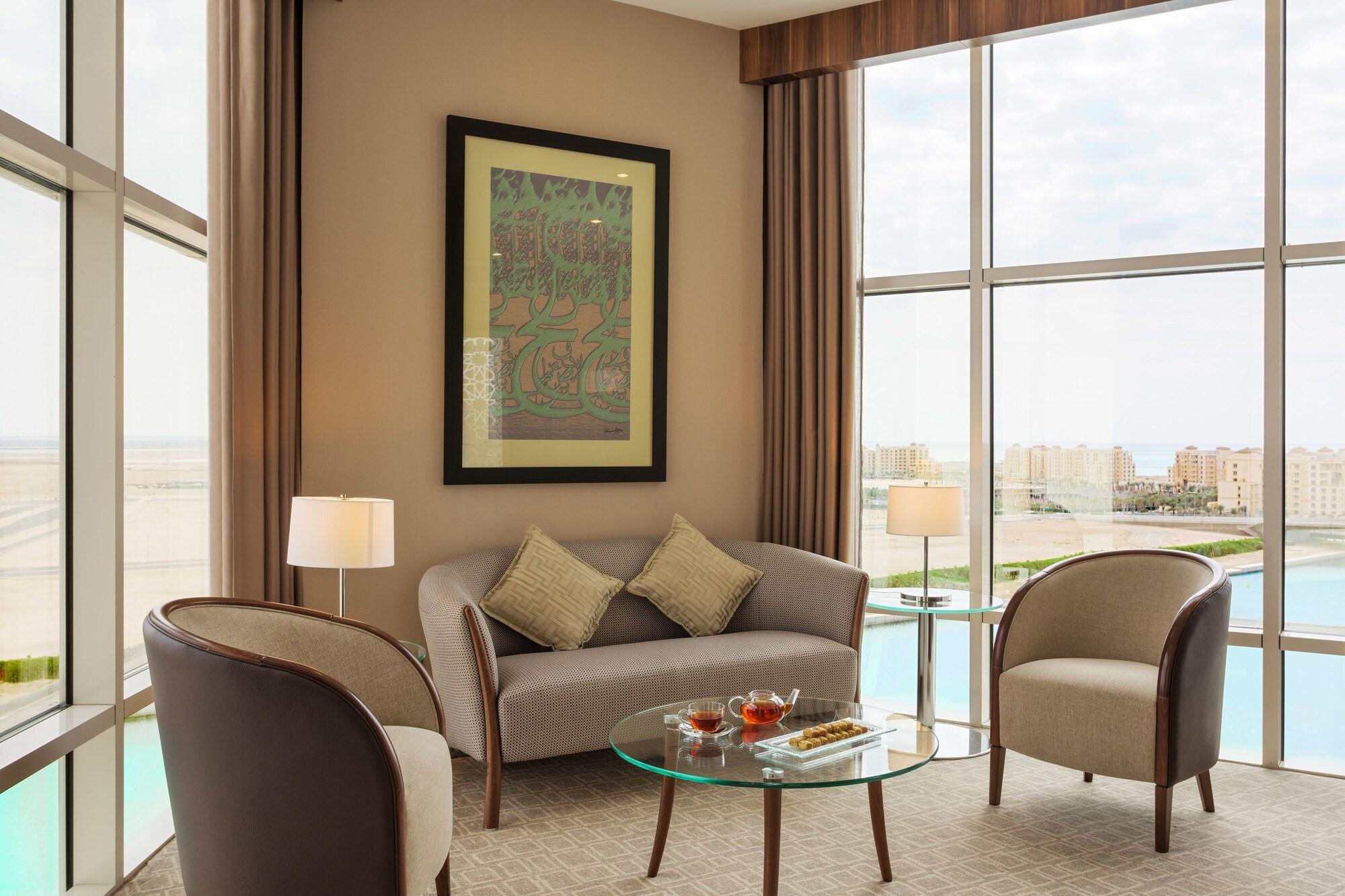 เบย์ ลา ซัน โฮเต็ล แอนด์ มารีนา Hotel King Abdullah Economic City ภายนอก รูปภาพ A living room in a suite at the hotel