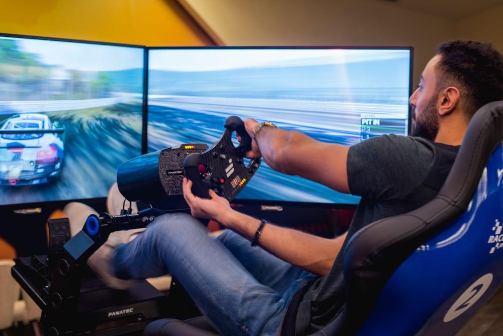 เบย์ ลา ซัน โฮเต็ล แอนด์ มารีนา Hotel King Abdullah Economic City ภายนอก รูปภาพ A racing game player using a steering wheel