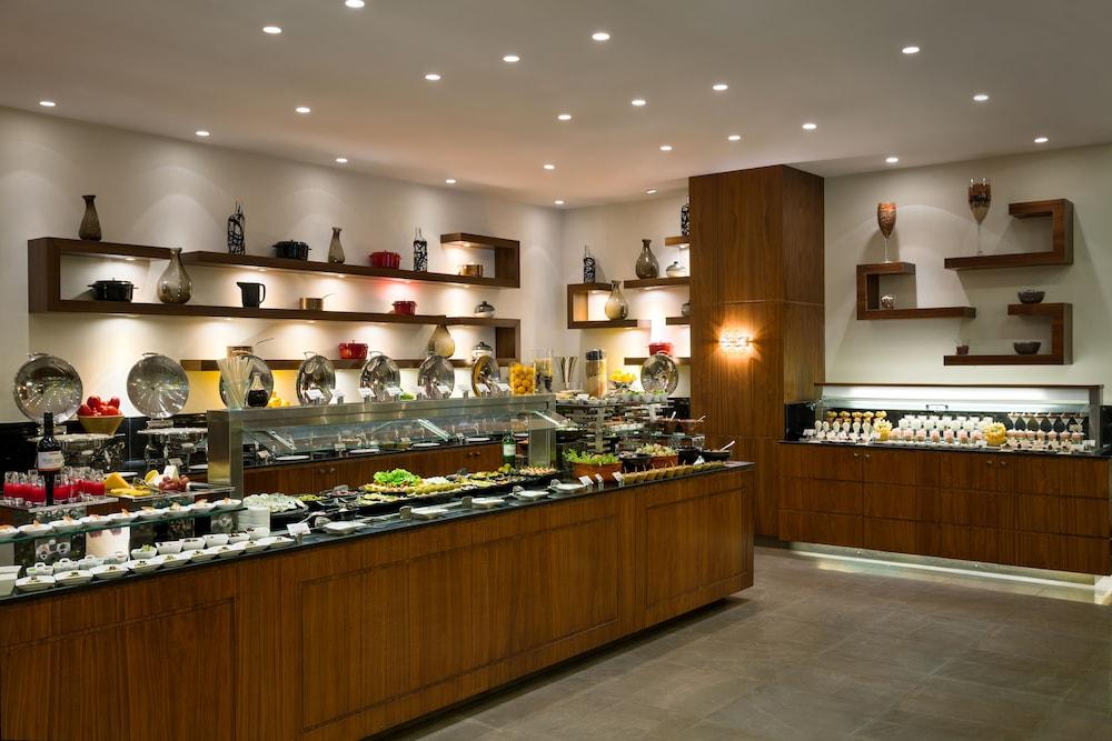 เบย์ ลา ซัน โฮเต็ล แอนด์ มารีนา Hotel King Abdullah Economic City ภายนอก รูปภาพ The buffet at the hotel