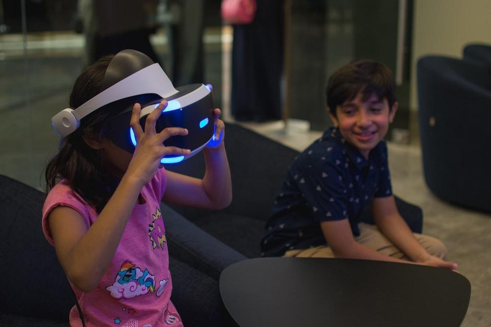 เบย์ ลา ซัน โฮเต็ล แอนด์ มารีนา Hotel King Abdullah Economic City ภายนอก รูปภาพ A child wearing a PlayStation VR headset