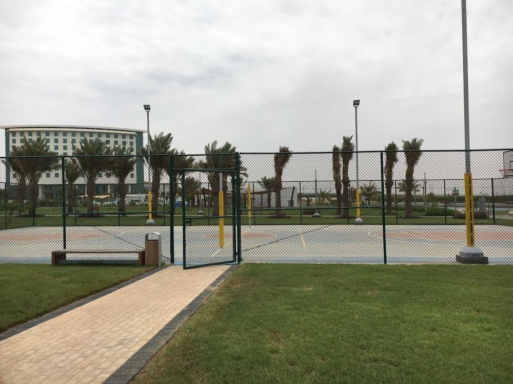 เบย์ ลา ซัน โฮเต็ล แอนด์ มารีนา Hotel King Abdullah Economic City ภายนอก รูปภาพ Tennis courts at the park