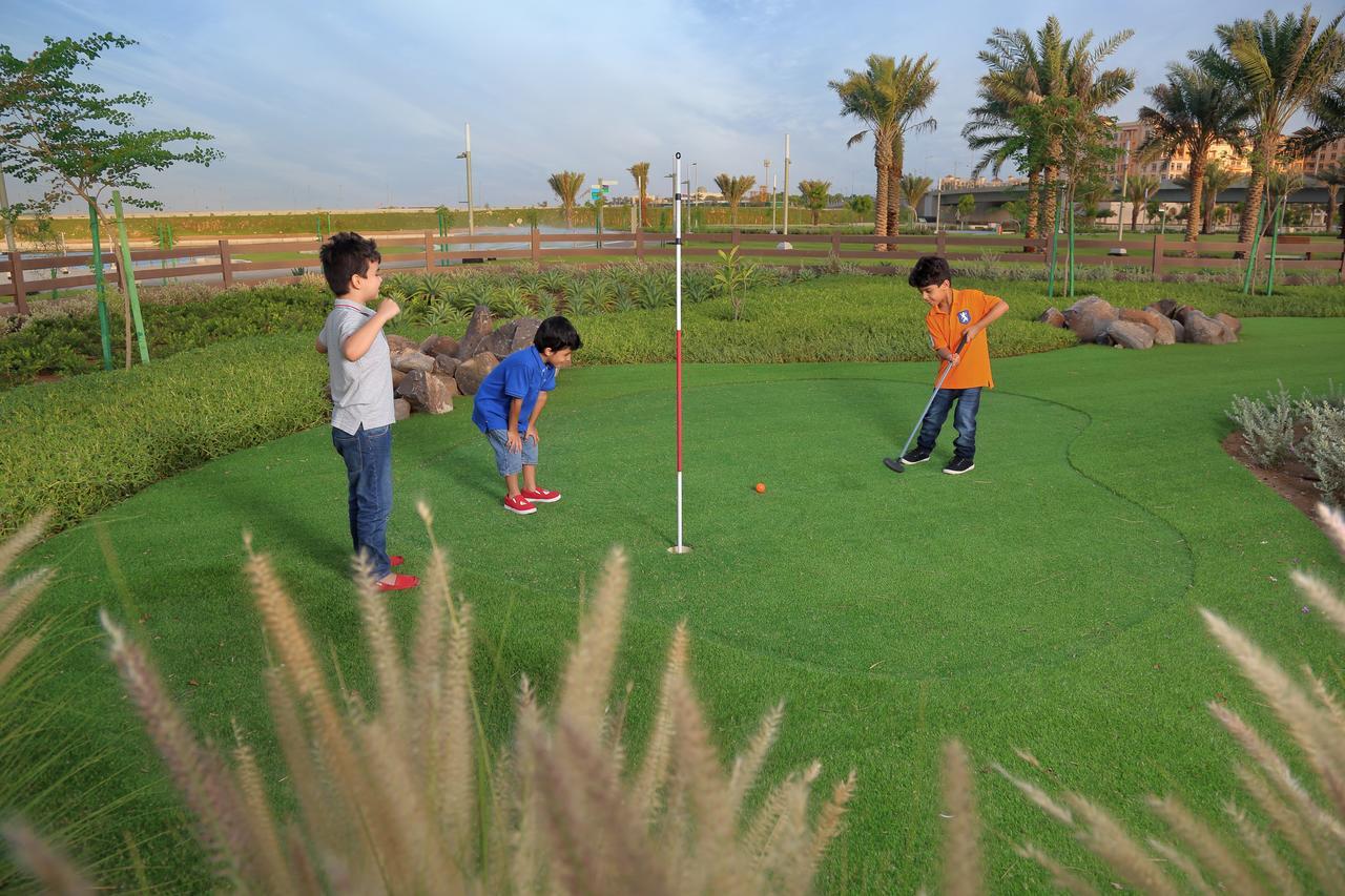 เบย์ ลา ซัน โฮเต็ล แอนด์ มารีนา Hotel King Abdullah Economic City ภายนอก รูปภาพ Golf putting green at Al Forsan National Club